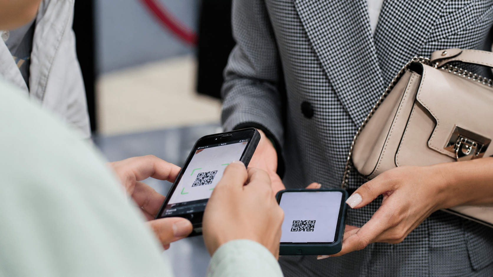 Dos personas intercambiando datos de contacto acercando sus móviles
